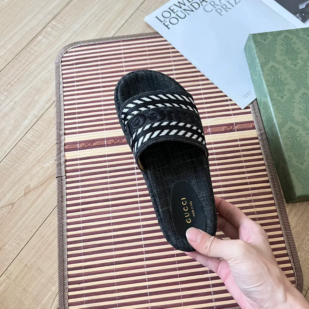 👟👟Ex-factory price 420👟👟 High-end women's shoes Gucci's latest limited edition thick-soled slippers. Top quality sale. Purchase authentic products. The material and craftsmanship are consistent with the original. Upper: original special printing process. Lining: dyed sheepskin. Outsole: Italian private model outsole. Size: 35-43M standard size. 41, 42 custom-made and non-refundable. Sole thickness: 5.5cm. Forefoot 4cm.